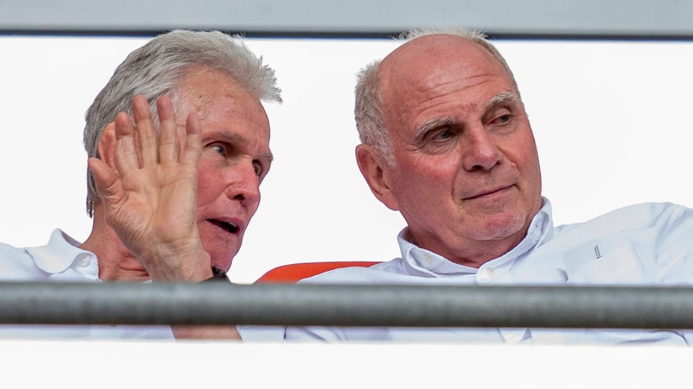 Uli Hoeneß (hier neben Jupp Heynckes): Der Ehrenpräsident des FC Bayern hat für Irritationen gesorgt.