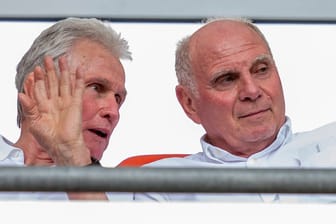 Uli Hoeneß (hier neben Jupp Heynckes): Der Ehrenpräsident des FC Bayern hat für Irritationen gesorgt.