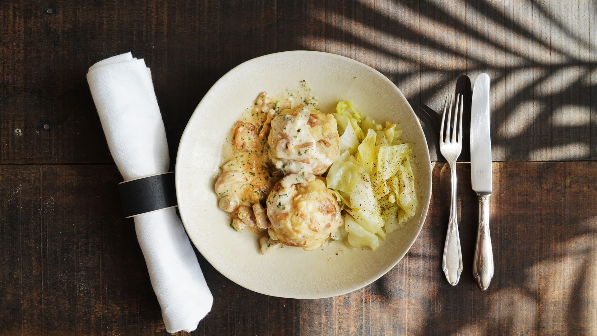 Knödel: Würziger Hartkäse macht die Pilzsauce so herzhaft-lecker für die Vermählung mit den Semmelknödeln.