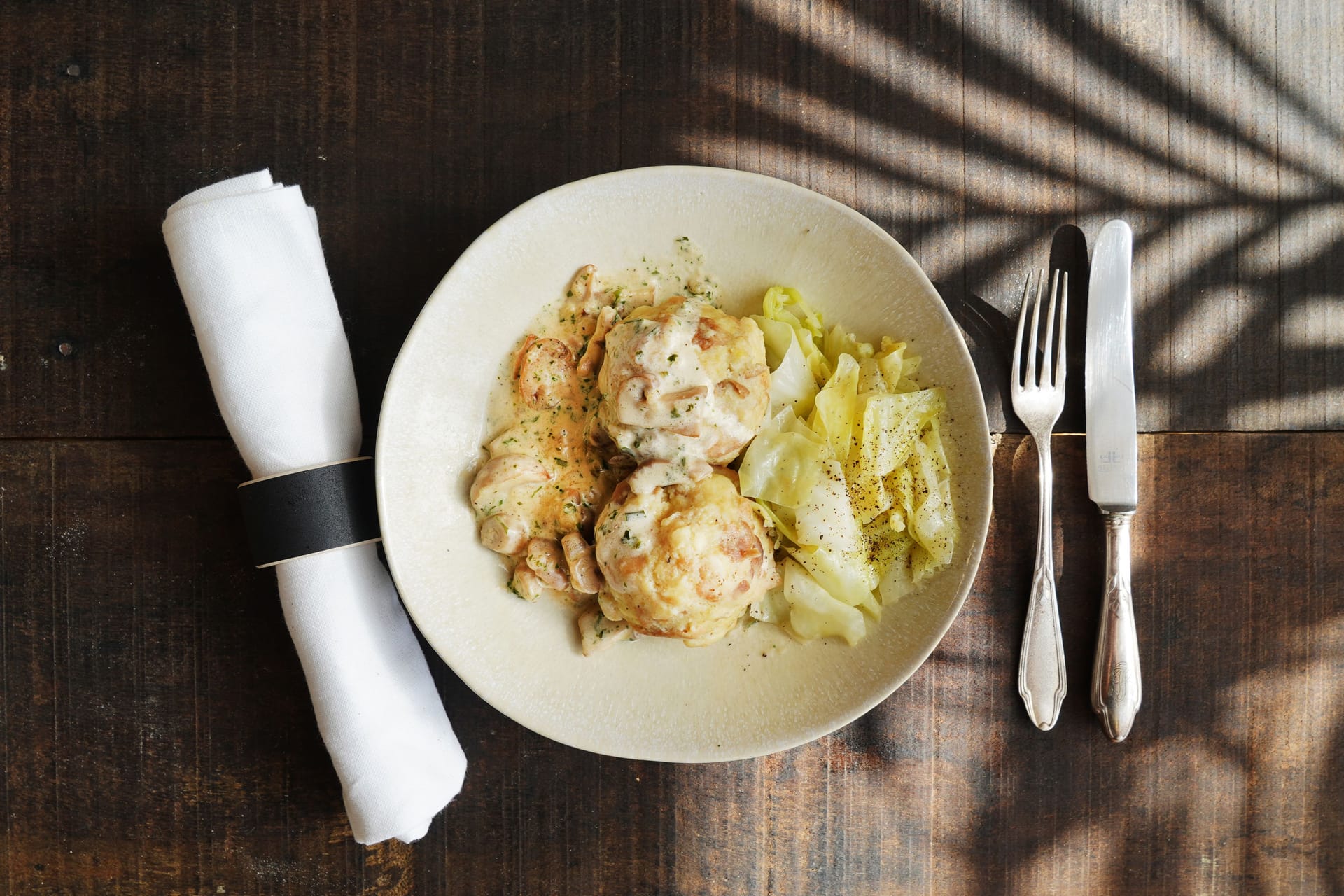 Knödel: Würziger Hartkäse macht die Pilzsauce so herzhaft-lecker für die Vermählung mit den Semmelknödeln.