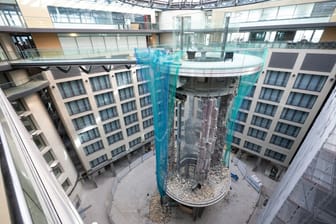 Ein Blick auf den zerstörten Aquadom: Das 16 Meter hohe Aquarium war am 16. Dezember 2022 mitten in der Berliner Innenstadt aus bislang ungeklärter Ursache zerplatzt.