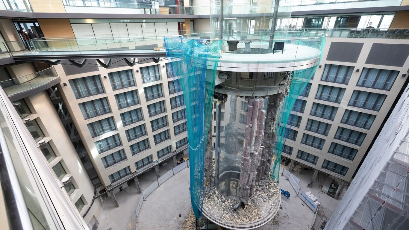 Ein Blick auf den zerstörten Aquadom: Das 16 Meter hohe Aquarium war am 16. Dezember 2022 mitten in der Berliner Innenstadt aus bislang ungeklärter Ursache zerplatzt.