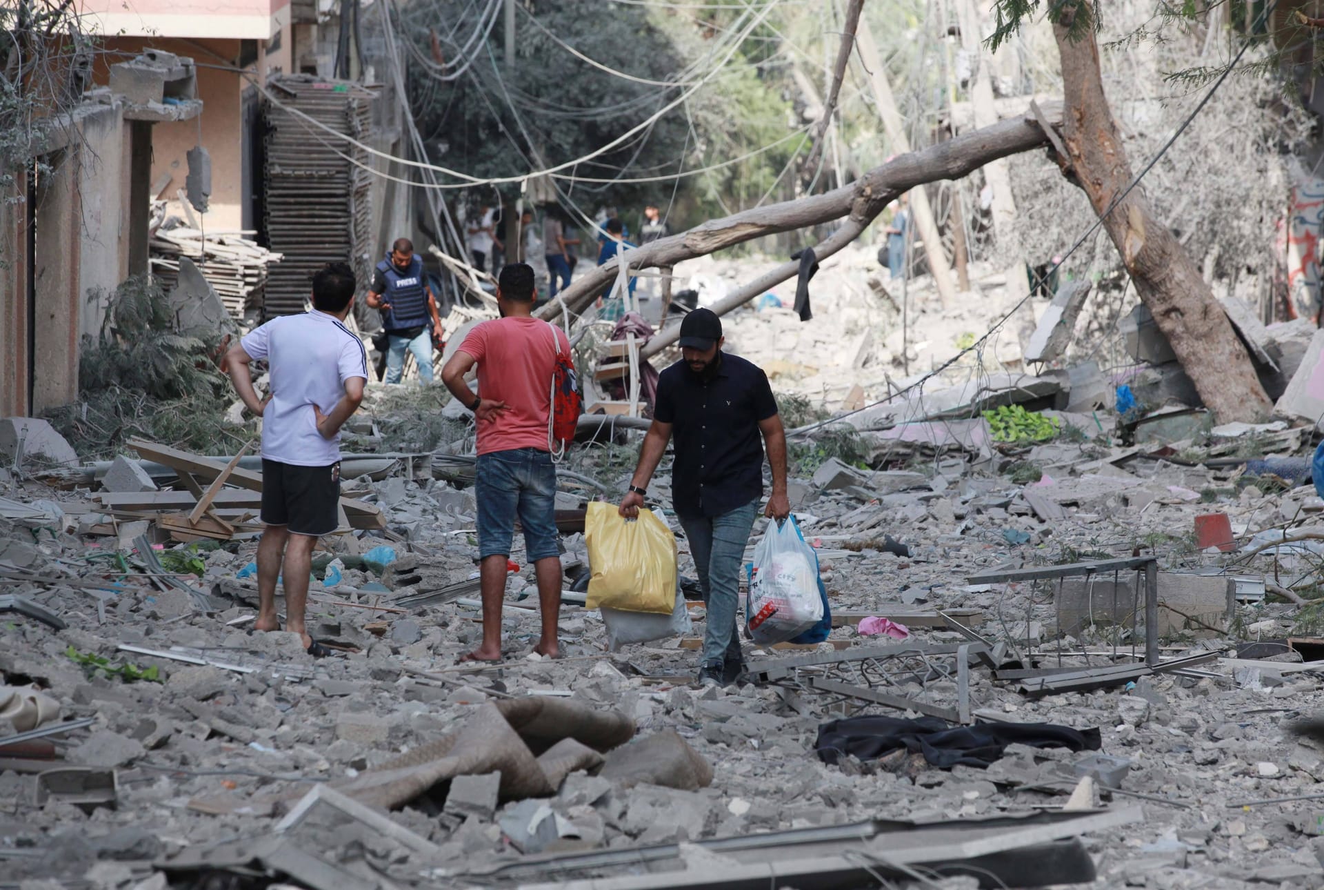 Zerstörung im Kampfgebiet: Männer durchschreiten die Trümmer.
