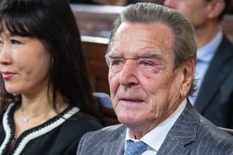 Gerhard Schröder bei den Feierlichkeiten zum Tag der Deutschen Einheit (Archivbild): Aufgrund seiner Nähe zu Putin wurde von mehreren SPD-Abgeordneten ein Parteiausschlussverfahren gegen den Ex-Bundeskanzler angestrengt.