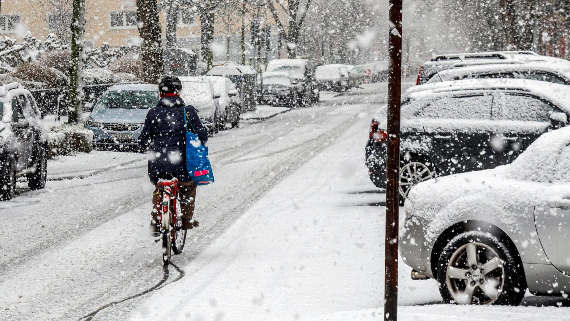 Radfahren im Winter: Der Umstieg auf spezielle Reifen bietet mehr Sicherheit. Ein kleiner Trick hilft aber auch.