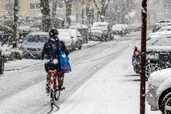 Radfahren im Winter: Der Umstieg auf spezielle Reifen bietet mehr Sicherheit. Ein kleiner Trick hilft aber auch.