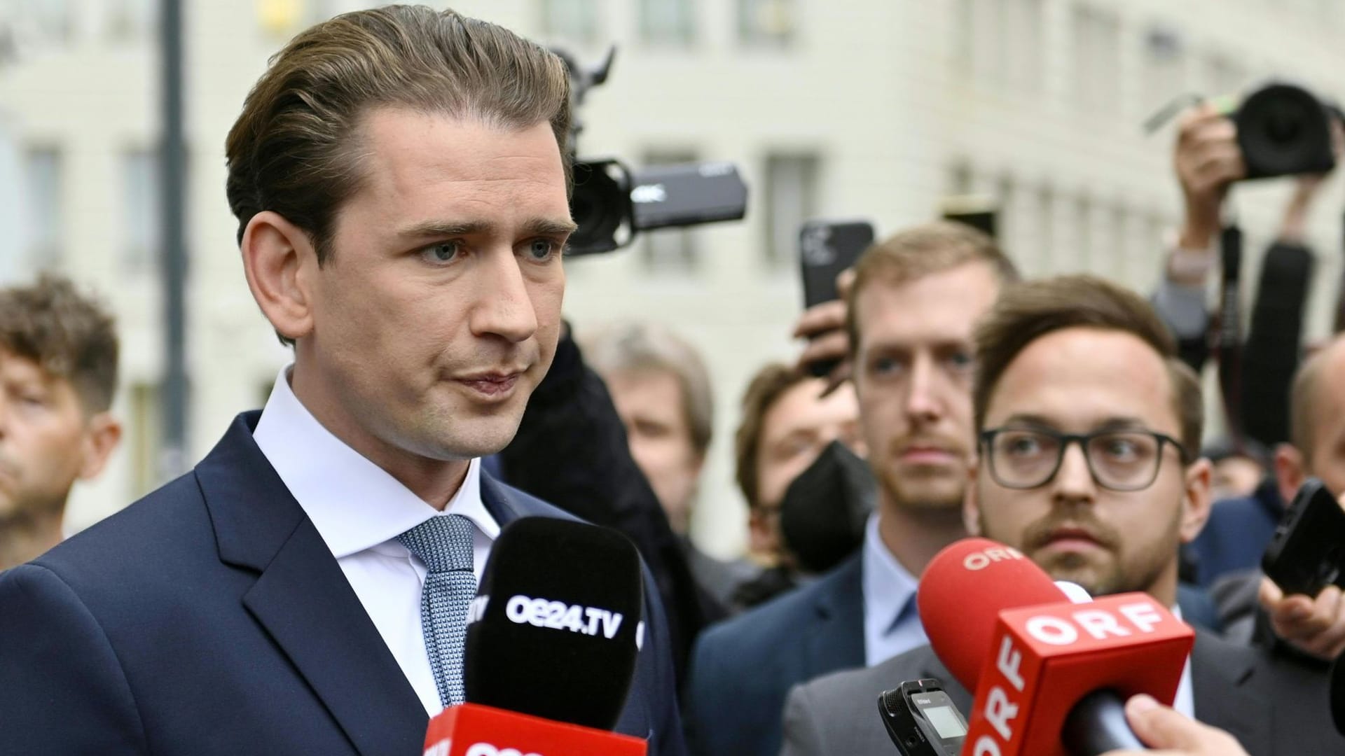 Österreichs Ex-Bundeskanzler Kurz (ÖVP) im Gespräch mit Journalisten (Archivbild): Der ehemalige Partei Obmann der Österreichischen Volkspartei wechselte nach seinem Rücktritt als Kanzler in die Privatwirtschaft und arbeitet jetzt für das US-amerikanische Investmentunternehmen Thiel Capital.