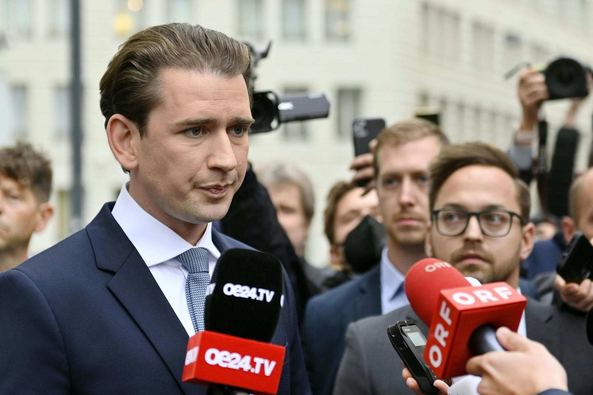 Österreichs Ex-Bundeskanzler Kurz (ÖVP) im Gespräch mit Journalisten (Archivbild): Der ehemalige Partei Obmann der Österreichischen Volkspartei wechselte nach seinem Rücktritt als Kanzler in die Privatwirtschaft und arbeitet jetzt für das US-amerikanische Investmentunternehmen Thiel Capital.