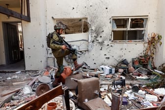 Ein israelischer Soldat in einem zerstörten Haus (Archivbild): Bei Vorstößen in den Gazastreifen sollen Leichen gefunden worden sein.
