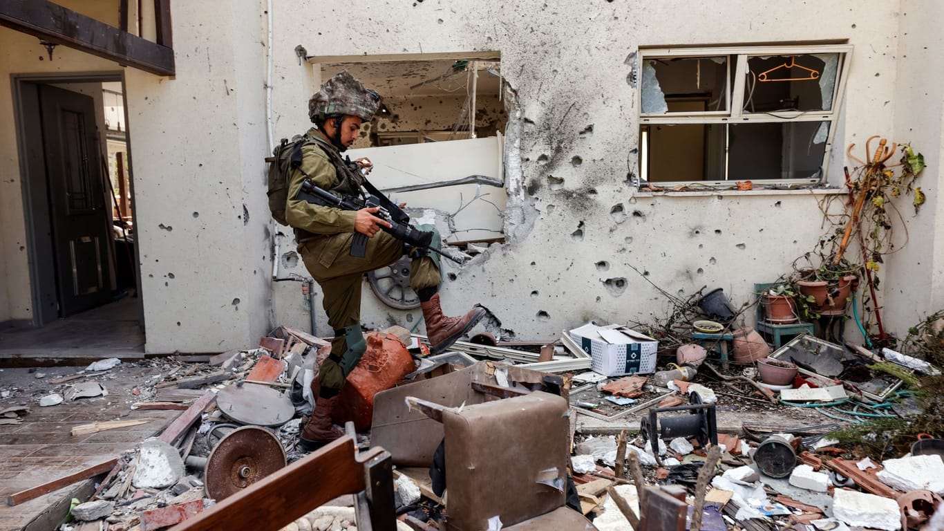 Ein israelischer Soldat in einem zerstörten Haus (Archivbild): Bei Vorstößen in den Gazastreifen sollen Leichen gefunden worden sein.