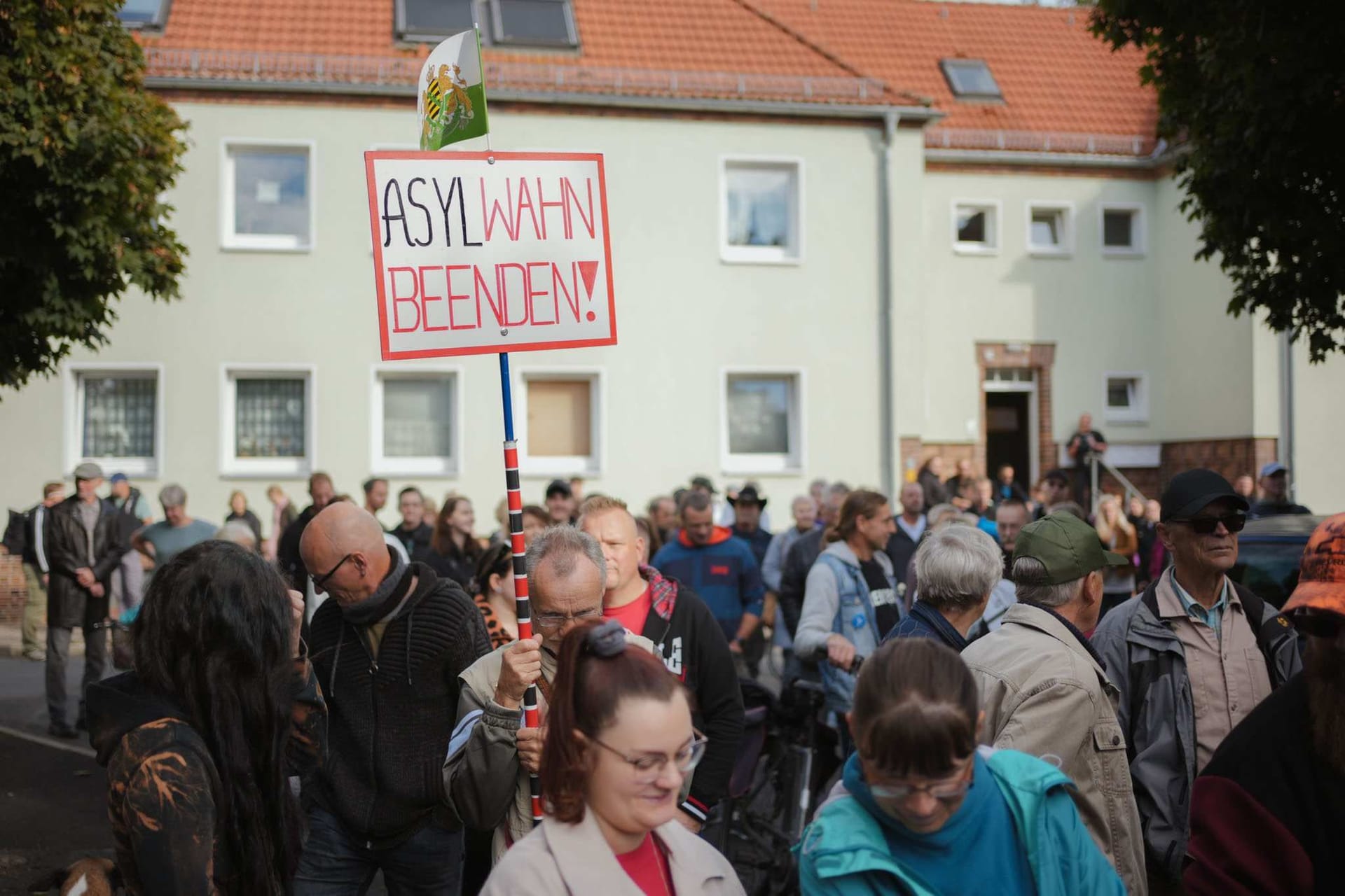 Protest vor der Privatwohnung von Michael Kretschmer: Laut Polizei-Angaben waren dem Aufruf der "Freien Sachsen" 370 Personen gefolgt.