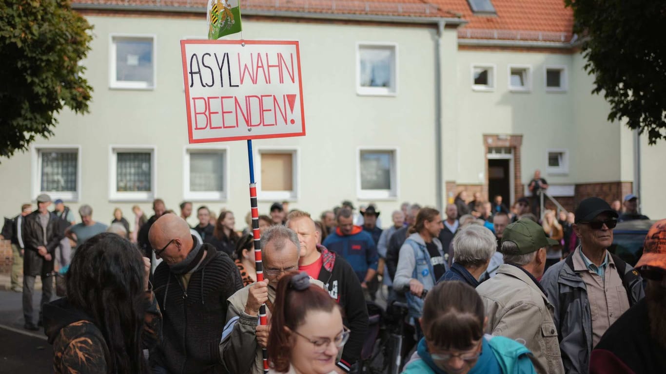 Protest vor der Privatwohnung von Michael Kretschmer: Laut Polizei-Angaben waren dem Aufruf der "Freien Sachsen" 370 Personen gefolgt.