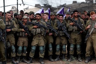 An der Grenze zum Gaza-Streifen: Israelische Soldaten warten auf den Beginn der Bodenoffensive.