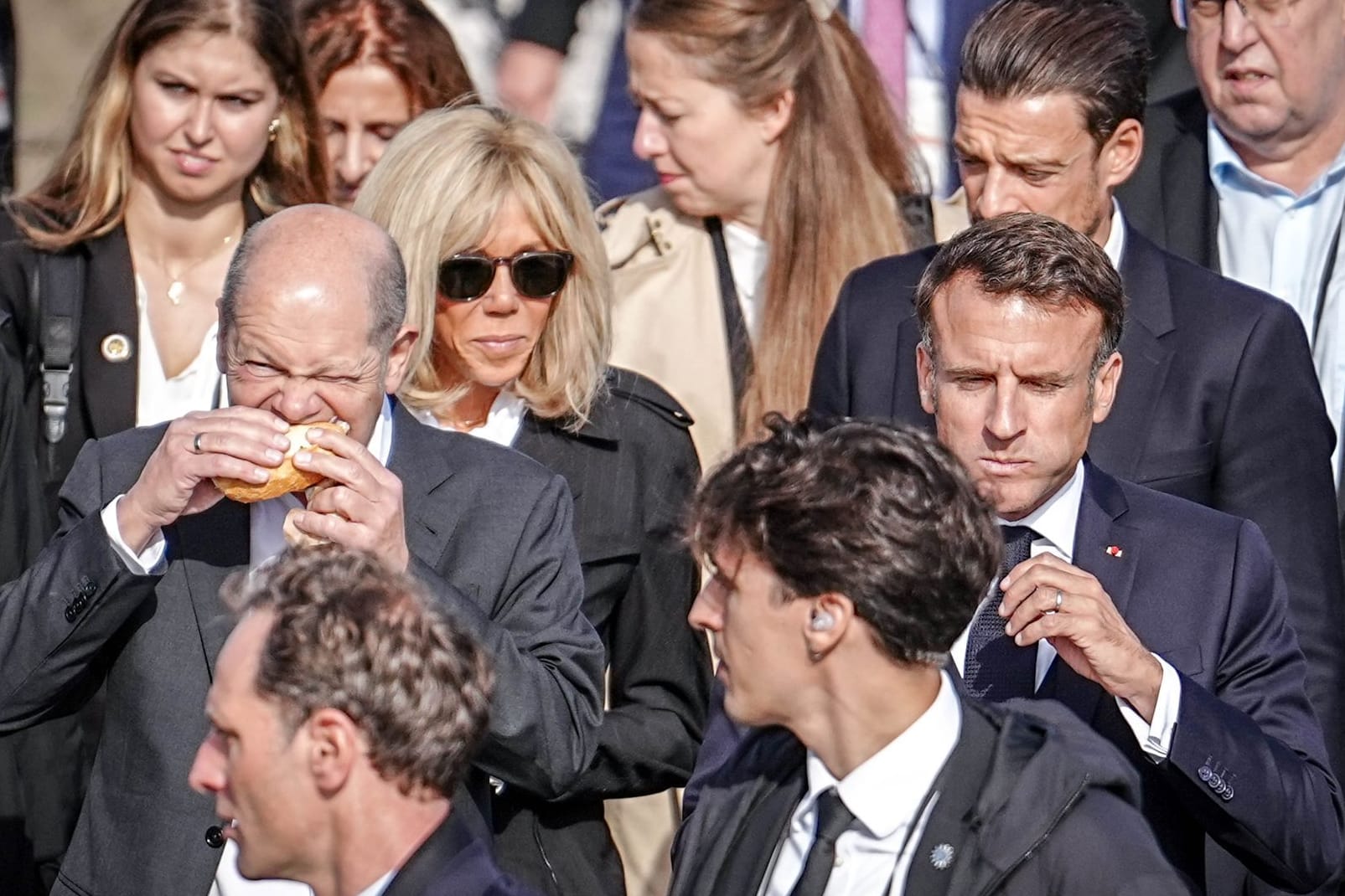 Hamburg: Scholz und Macron essen gemeinsam Fischbrötchen.