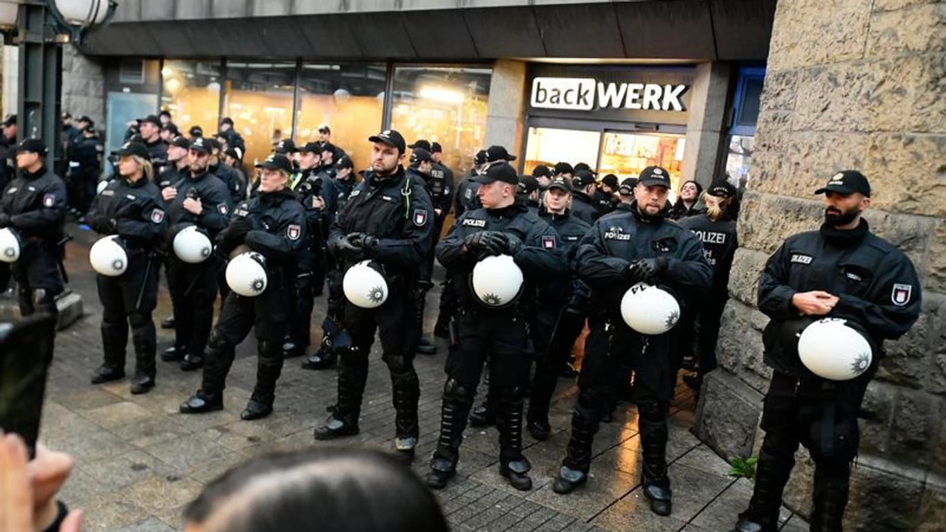 Einsatzkräfte der Polizei stehen vor dem Hauptbahnhof: Trotz Verbots der Veranstaltung versammelte sich eine Gruppe von Demonstranten.