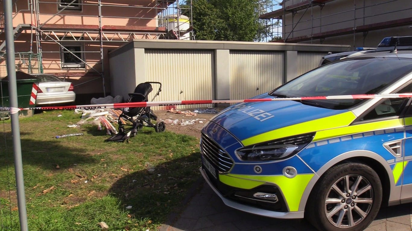 Ein Polizeiauto steht hinter einem Absperrband der Polizei: In Duisburg kam es zu einem tragischen Unfall.