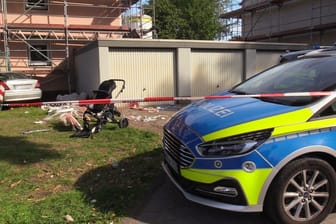 Ein Polizeiauto steht hinter einem Absperrband der Polizei: In Duisburg kam es zu einem tragischen Unfall.