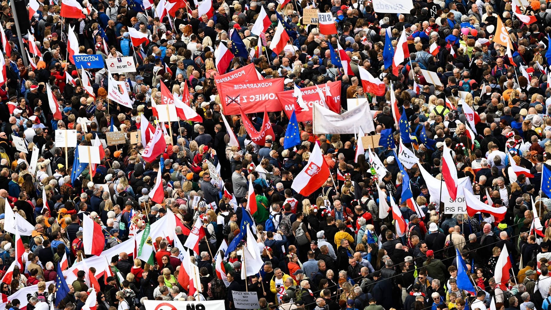 Setki tysięcy demonstrują w Warszawie przeciwko rządowi