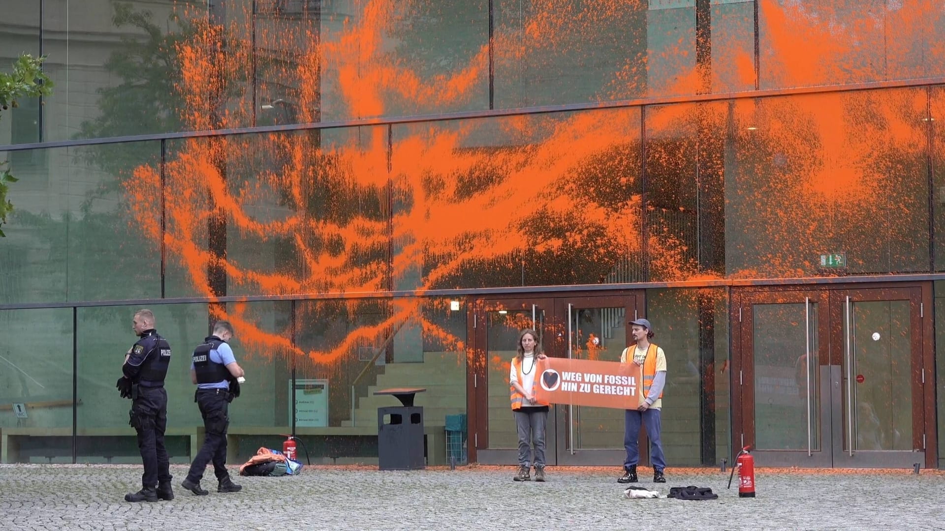 Halle (Saale): Die "Letzte Generation" schlägt wieder zu. Ein Gebäude der Universität Halle (Saale) wurde mit Farbe beschmiert.