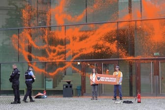 Halle (Saale): Die "Letzte Generation" schlägt wieder zu. Ein Gebäude der Universität Halle (Saale) wurde mit Farbe beschmiert.