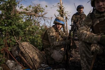 Ukrainische Soldaten der 3. Sturmbrigade an der Frontlinie in der Nähe von Andrijewka in der Region Donezk.