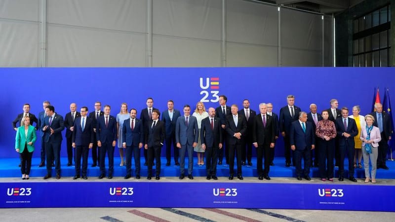 Gruppenfoto in Granada: Kanzler Scholz in der zweiten Reihe.