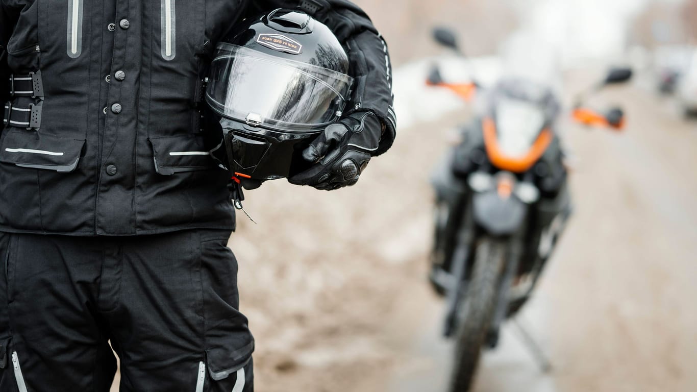 Motorradfahren im Winter: Auf winterlichen Straßen gilt maximal Tempo 50.