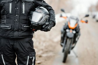 Motorradfahren im Winter: Auf winterlichen Straßen gilt maximal Tempo 50.