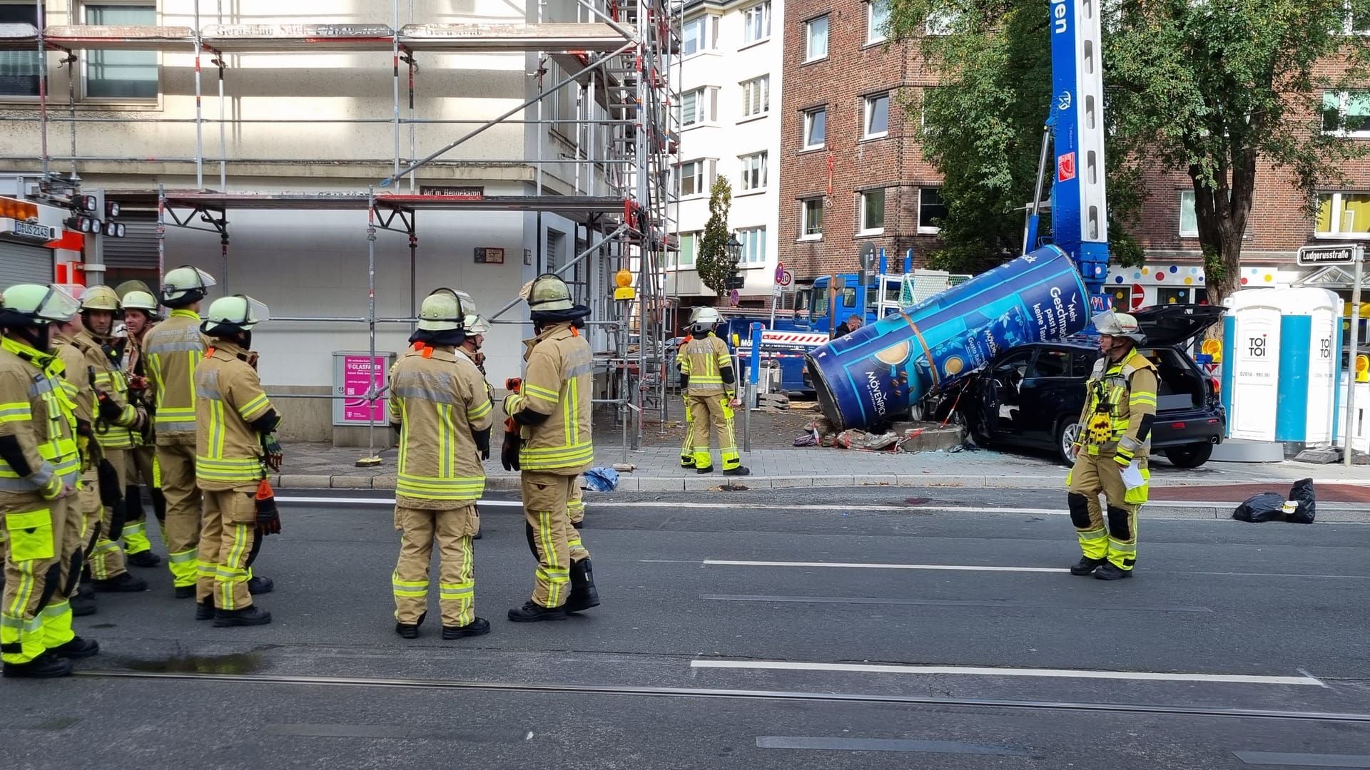 Das Auto des Toten kam an einer Litfaßsäule und einem Kran zum Stehen.