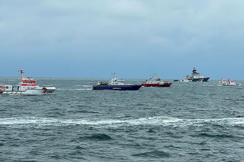Zahlreiche Seenotrettungskreuzer suchten die Unfallstelle ab.