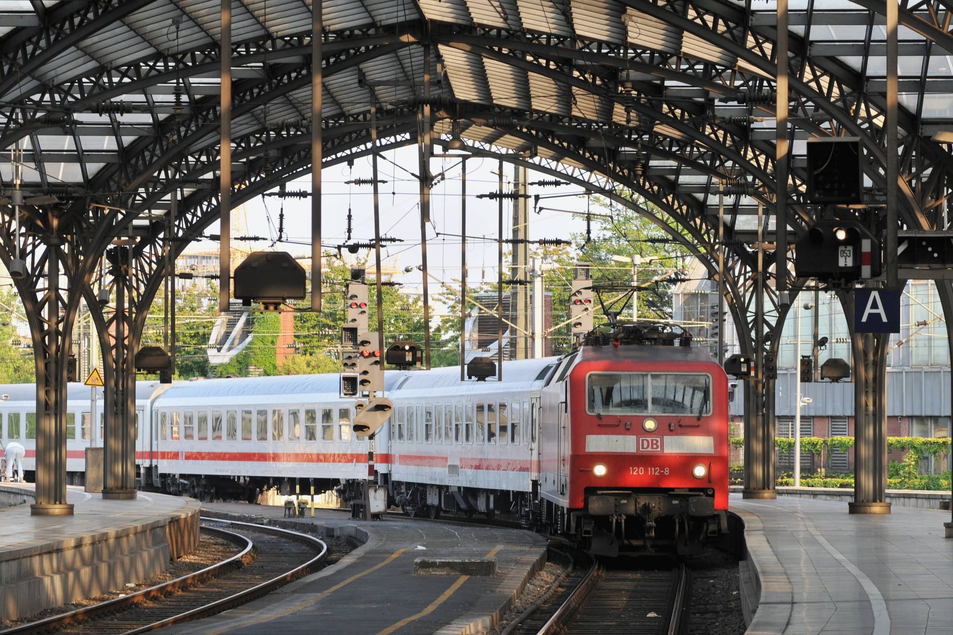 Ein IC fährt in den Kölner Hauptbahnhof ein (Symbolbild): Vom 13. Oktober bis 10. November kommt es erneut zu Bauarbeiten bei der Deutschen Bahn.