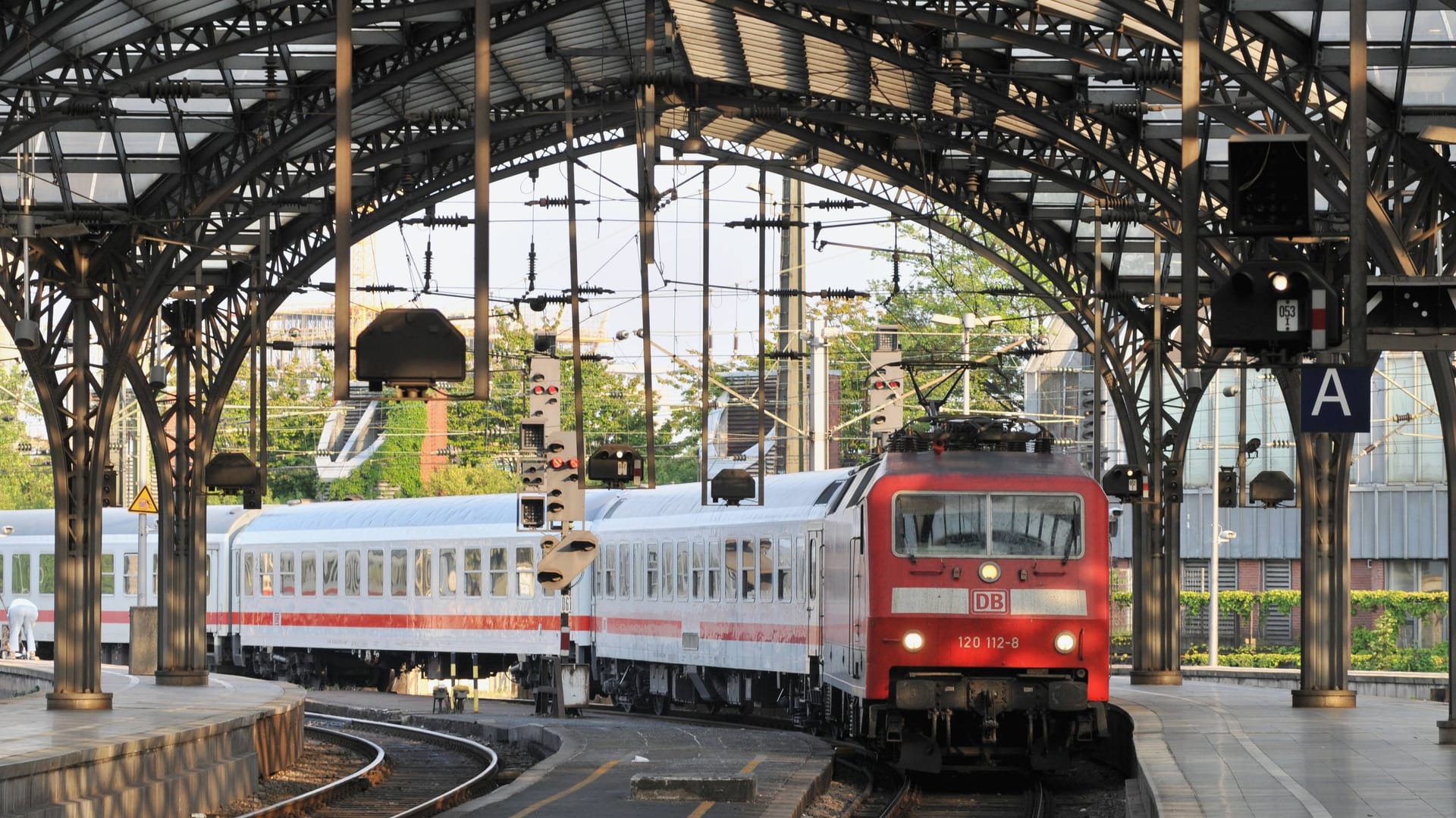 Ein IC fährt in den Kölner Hauptbahnhof ein (Symbolbild): Vom 13. Oktober bis 10. November kommt es erneut zu Bauarbeiten bei der Deutschen Bahn.