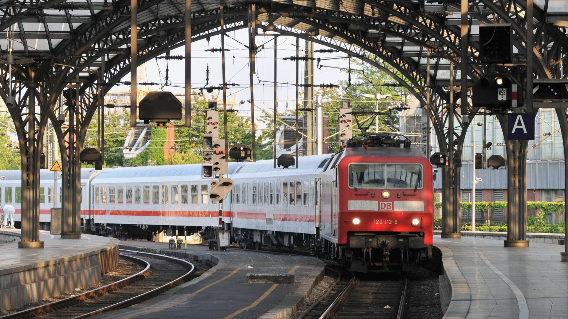 Ein IC fährt in den Kölner Hauptbahnhof ein (Symbolbild): Vom 13. Oktober bis 10. November kommt es erneut zu Bauarbeiten bei der Deutschen Bahn.