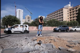 Eine durch Raketen aus dem Gazastreifen beschädigte Straße in Aschkelon: In der südisraelischen Stadt findet derzeit eine Austauschreise von Berlinern statt.
