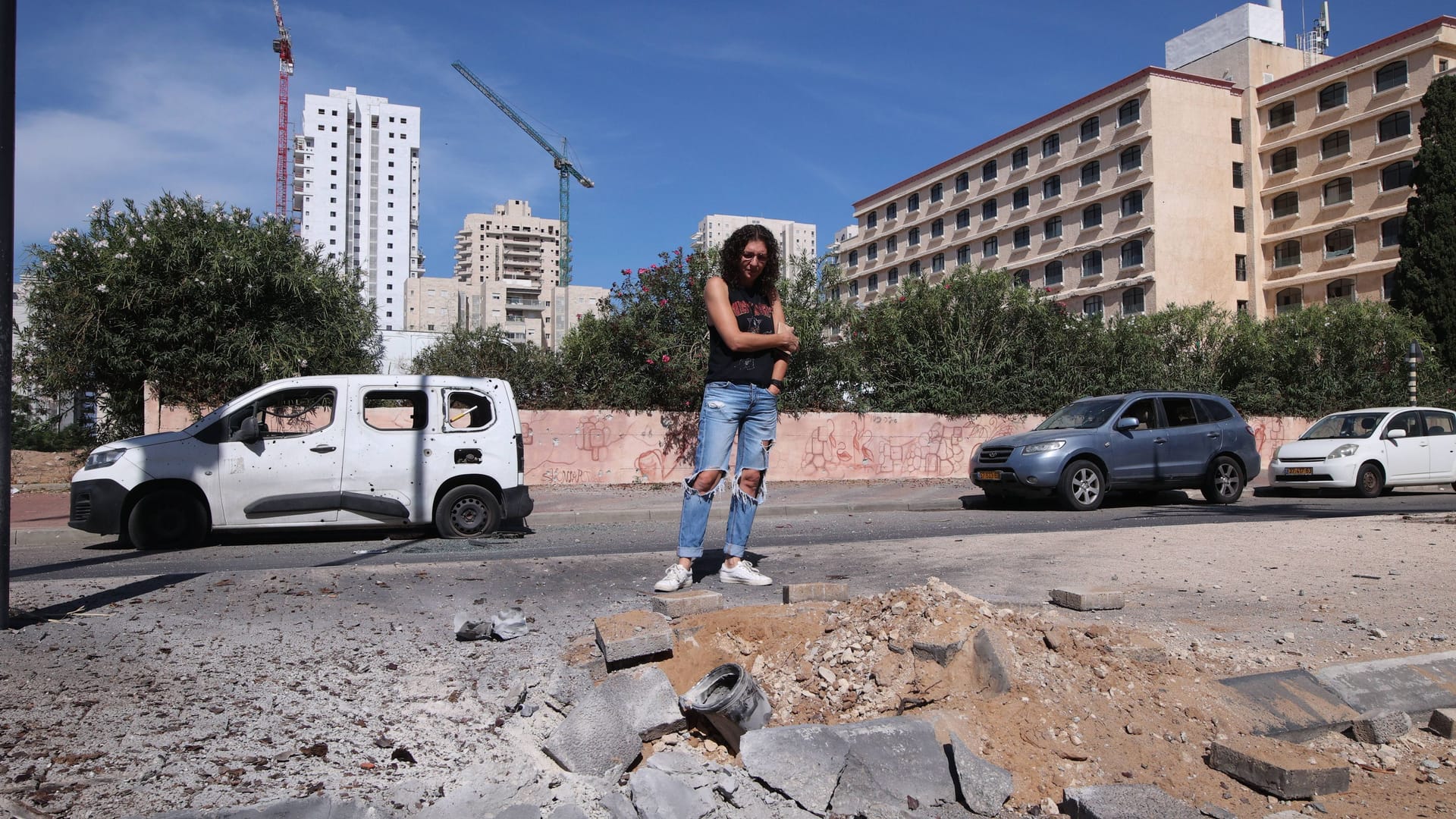 Eine durch Raketen aus dem Gazastreifen beschädigte Straße in Aschkelon: In der südisraelischen Stadt findet derzeit eine Austauschreise von Berlinern statt. Eine durch Raketen aus dem Gazastreifen beschädigte Straße in Aschkelon: In der südisraelischen Stadt findet derzeit eine Austauschreise von Berlinern statt.