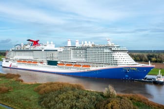 Das Kreuzfahrtschiff "Carnival Jubilee" wird über die Ems zur Nordsee überführt: Es wurde in der Papenburger Meyer Werft gebaut.