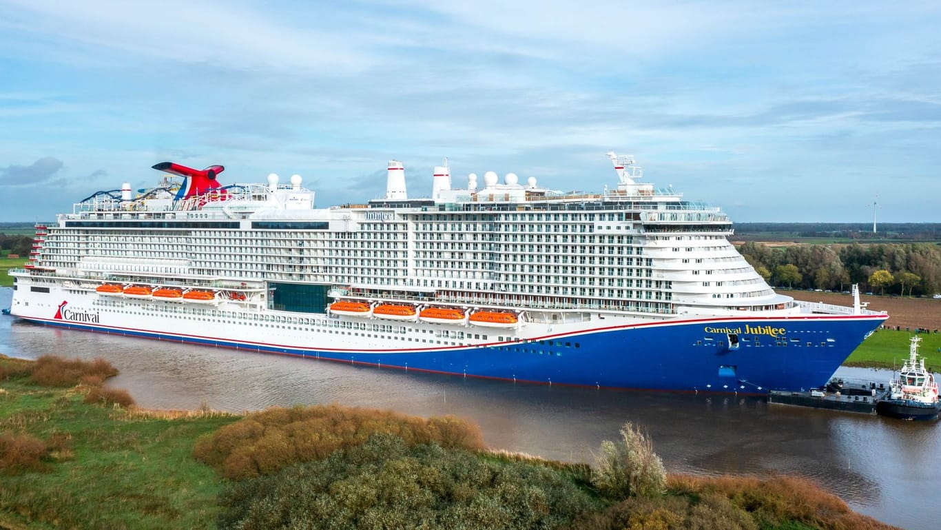 Das Kreuzfahrtschiff "Carnival Jubilee" wird über die Ems zur Nordsee überführt: Es wurde in der Papenburger Meyer Werft gebaut.