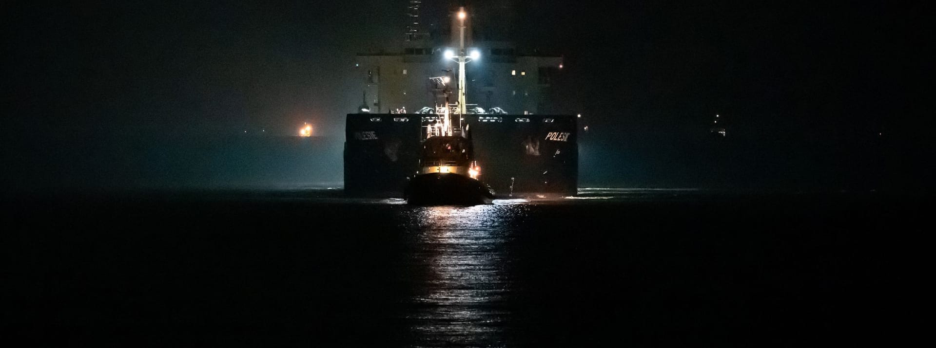 Cuxhaven: Das Frachtschiff «Polesie» wird in der Nacht von zwei Schleppern in der Elbmündung nach Cuxhaven geleitet. Nach der Kollision von zwei Frachtern auf der Nordsee vor Helgoland sind die vier vermissten Menschen der siebenköpfigen Besatzung nicht gefunden worden.