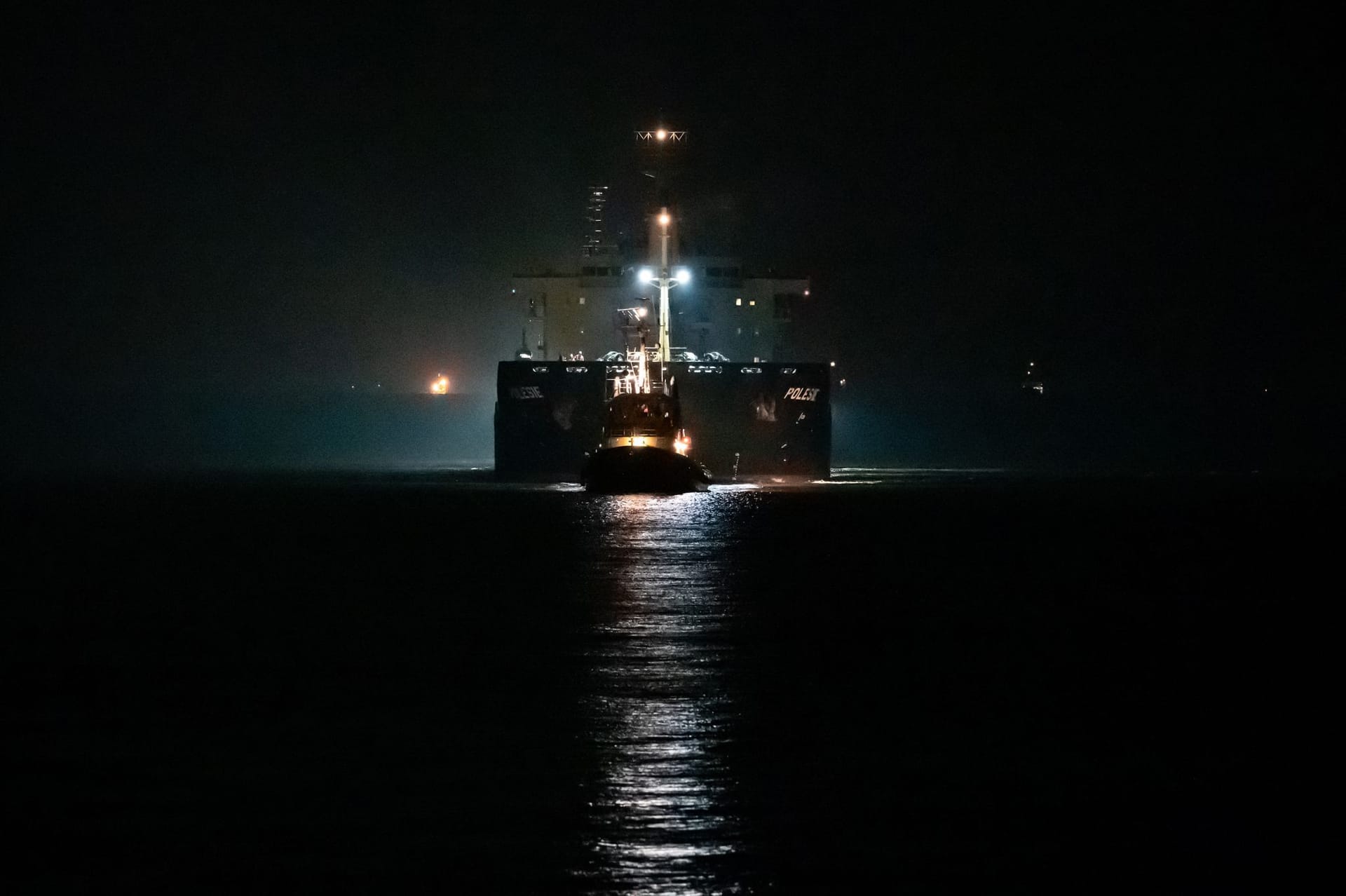 Cuxhaven: Das Frachtschiff «Polesie» wird in der Nacht von zwei Schleppern in der Elbmündung nach Cuxhaven geleitet. Nach der Kollision von zwei Frachtern auf der Nordsee vor Helgoland sind die vier vermissten Menschen der siebenköpfigen Besatzung nicht gefunden worden.