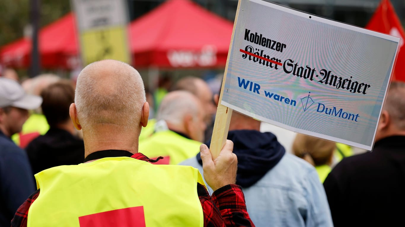 Proteste vor dem Neven Dumont Haus in Köln (Symbolbild): Ehemalige Mitarbeiter der hauseigenen Druckerei protestieren gegen ihre plötzliche Entlassung.