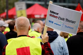 Proteste vor dem Neven Dumont Haus in Köln (Symbolbild): Ehemalige Mitarbeiter der hauseigenen Druckerei protestieren gegen ihre plötzliche Entlassung.