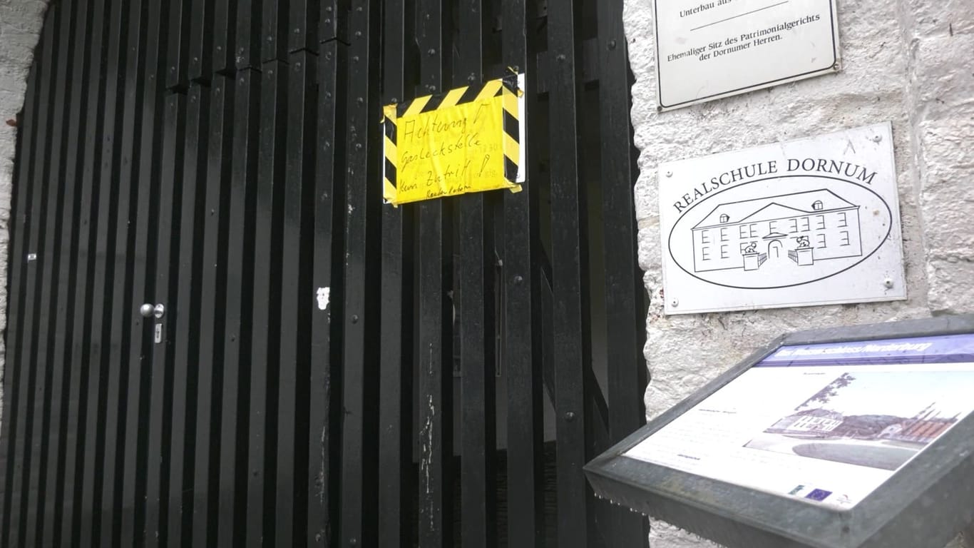 Am Eingang der Schule weist ein Schild auf den Gasaustritt hin.