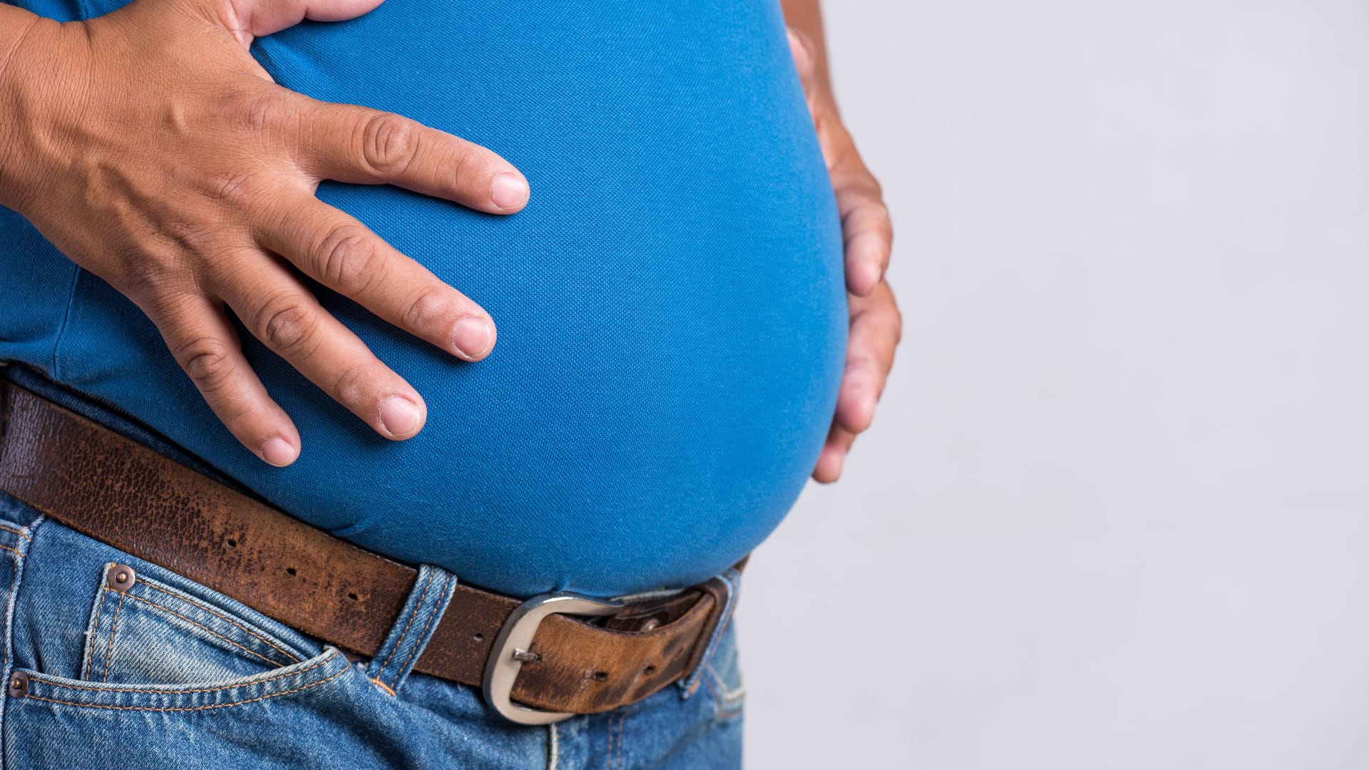 Mann mit Übergewicht am Bauch