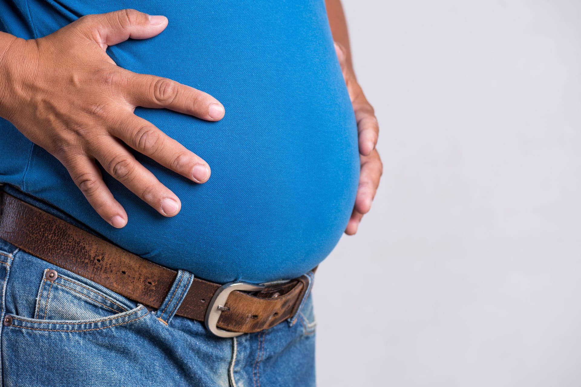 Mann mit Übergewicht am Bauch