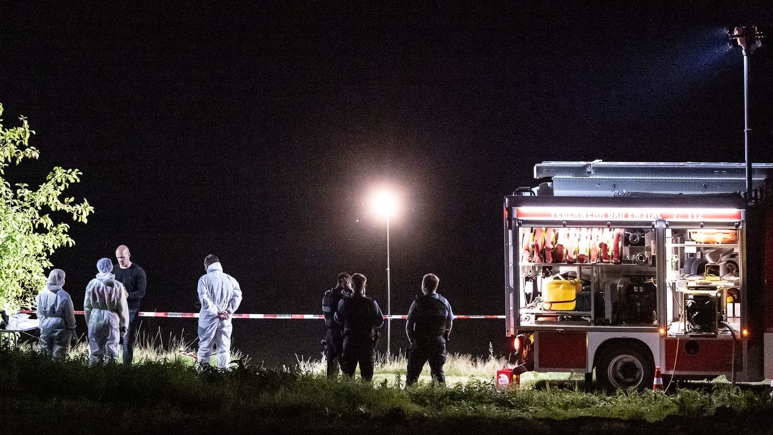 Mitarbeiter der Spurensicherung stehen an ihren Einsatzfahrzeugen (Archivbild): Beim mutmaßlichen Täter handelt es sich wohl um den 20-jährigen Freund der Toten.