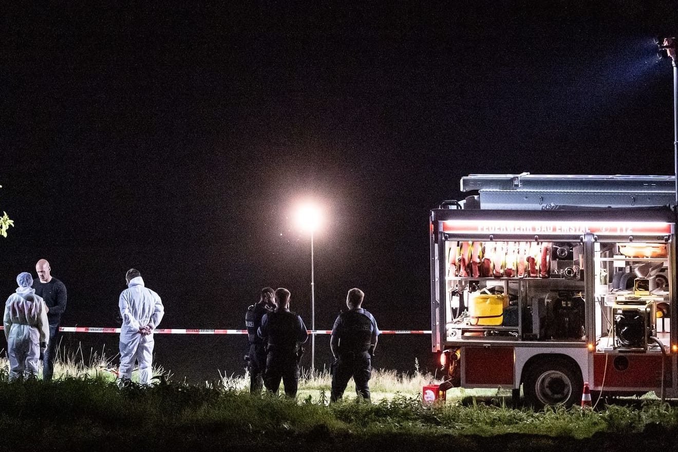 Mitarbeiter der Spurensicherung stehen an ihren Einsatzfahrzeugen (Archivbild): Beim mutmaßlichen Täter handelt es sich wohl um den 20-jährigen Freund der Toten.