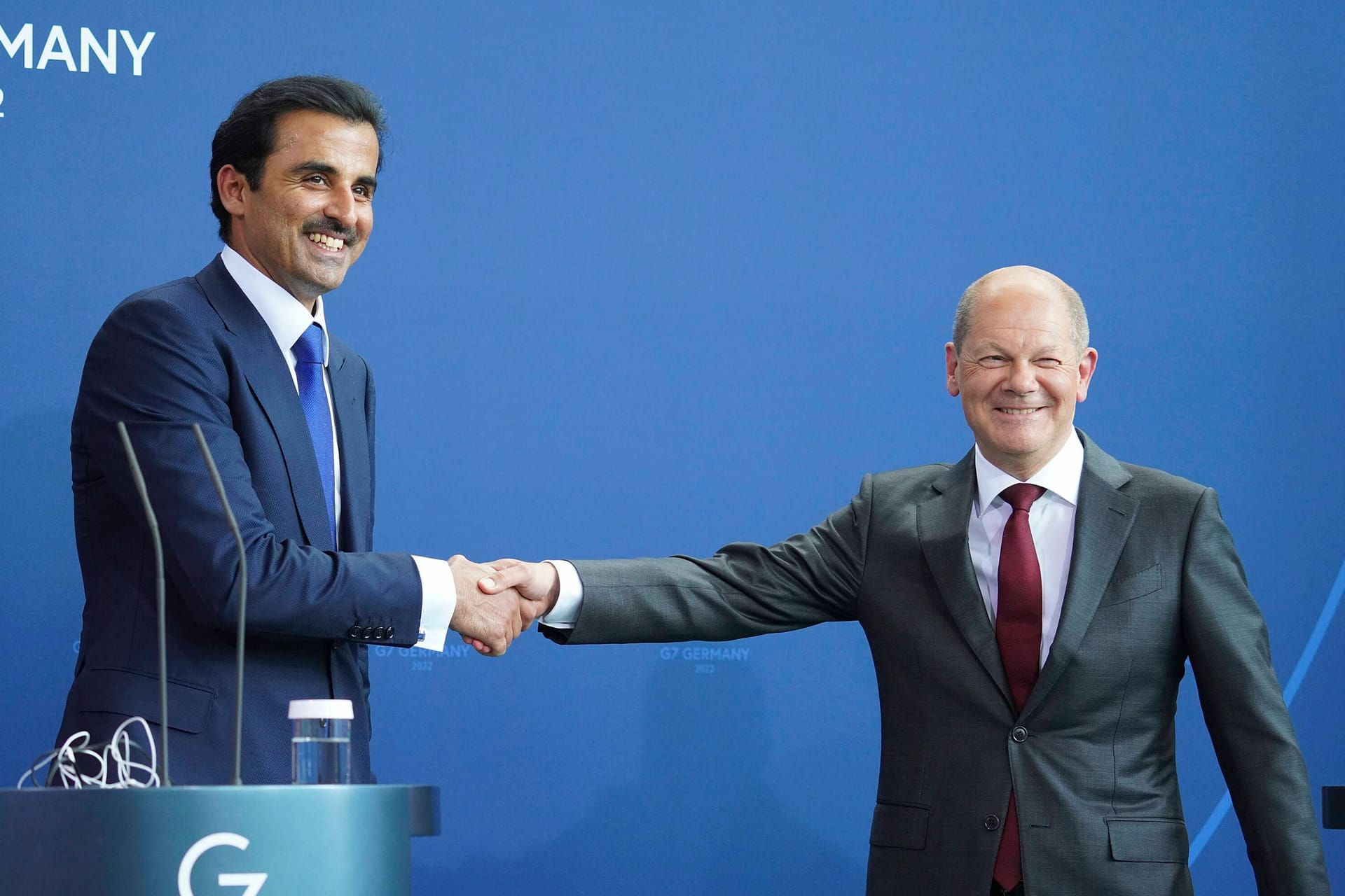 Emirs von Katar, Tamim bin Hamad al Thani (l) und Bundeskanzler Olaf Scholz (Archivbild): Der Kanzler trifft sich am Donnerstag zum Mittagessen mit dem Emir.