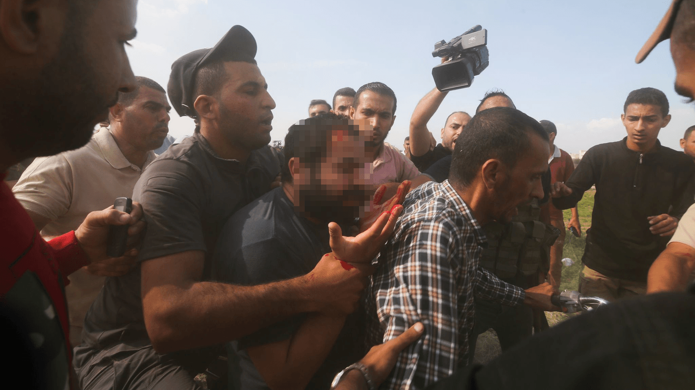Israelischer Zivilist: Palästinenser transportieren einen gefangenen israelischen Zivilisten aus dem Kibbutz Kfar Azza in den Gazastreifen.