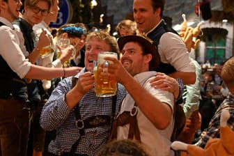 Feiernde auf dem Oktoberfest (Symbolfoto): Günstig ist es auf der Wiesn nirgends.