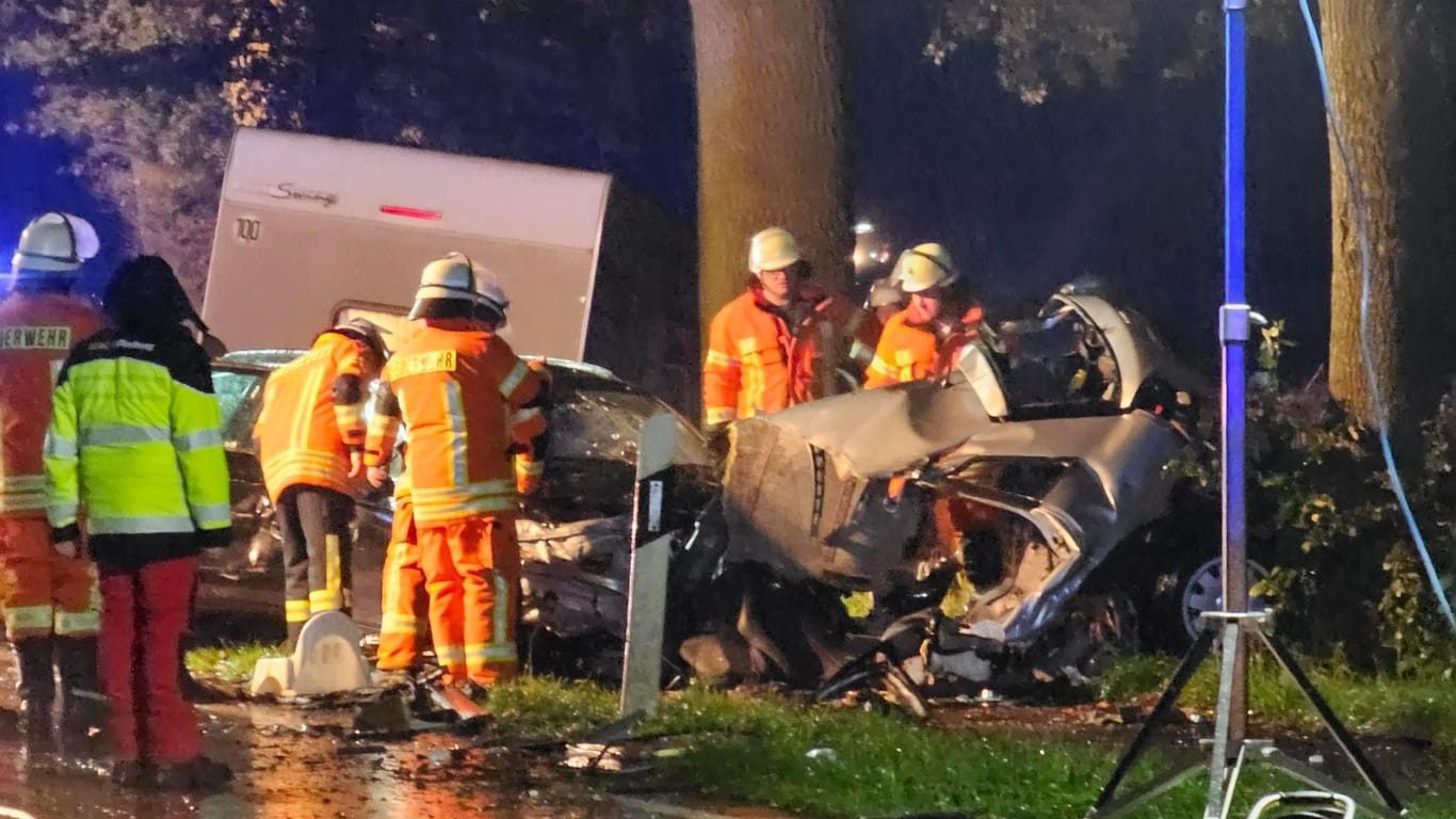 Der Audi (rechts Trümmerteile) wurde bei dem Unfall völlig zerstört. Sein Fahrer konnte nur noch tot geborgen werden.